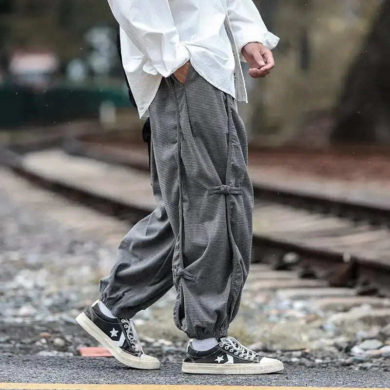 Men’s Chinese-Style Hanfu Cargo Pants – Elastic Waist, Buckle Design, Japanese Casual Hallen Trousers Zweitbild