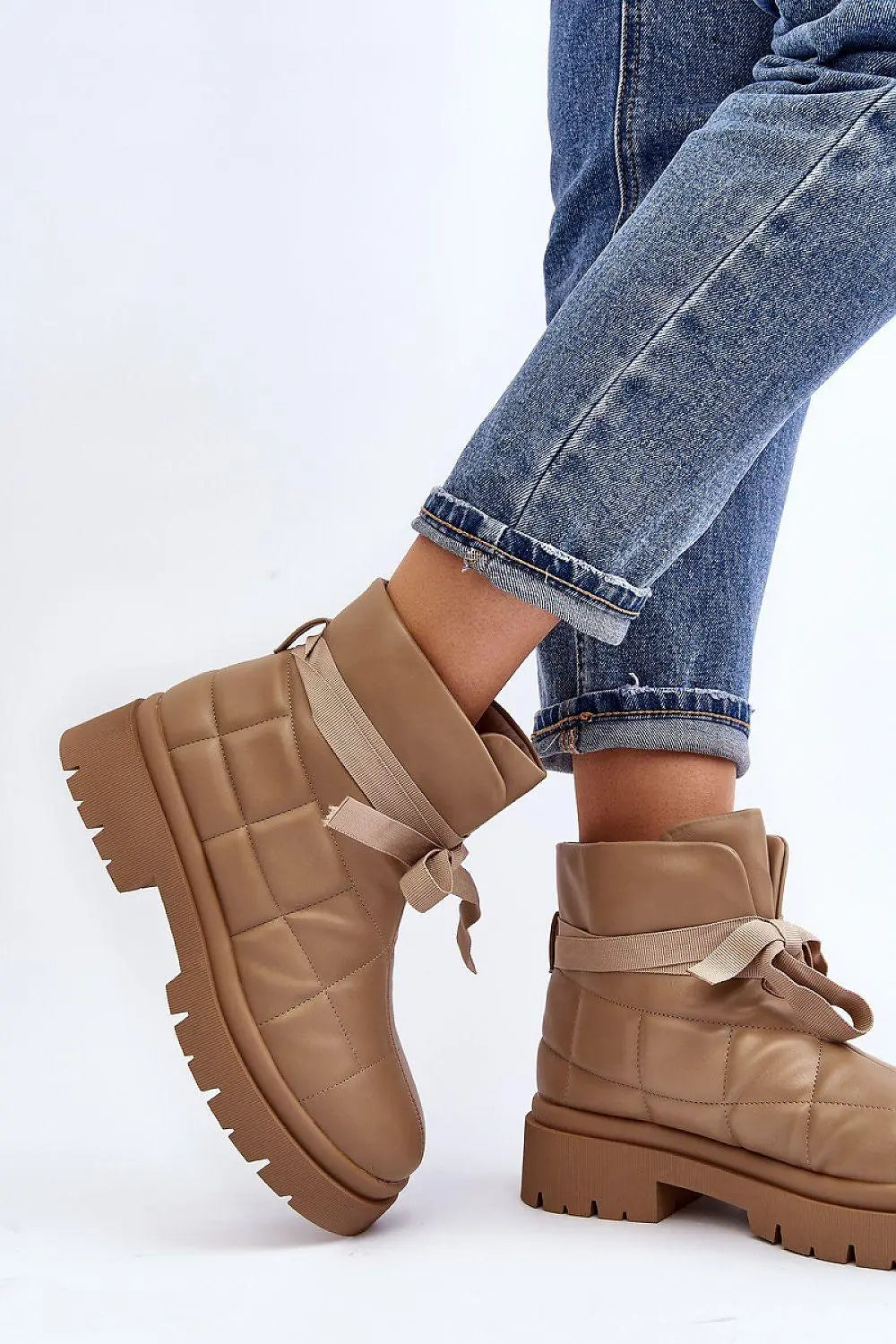 Step in style Warm and fashionable boots made of eco leather Image secondaire du produit