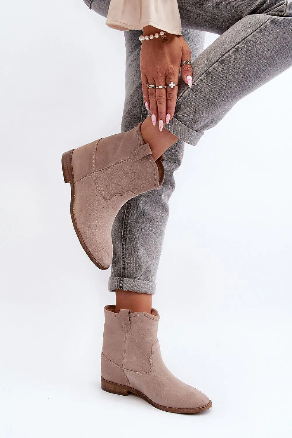 Step in style Women's boots made of natural suede Image secondaire du produit