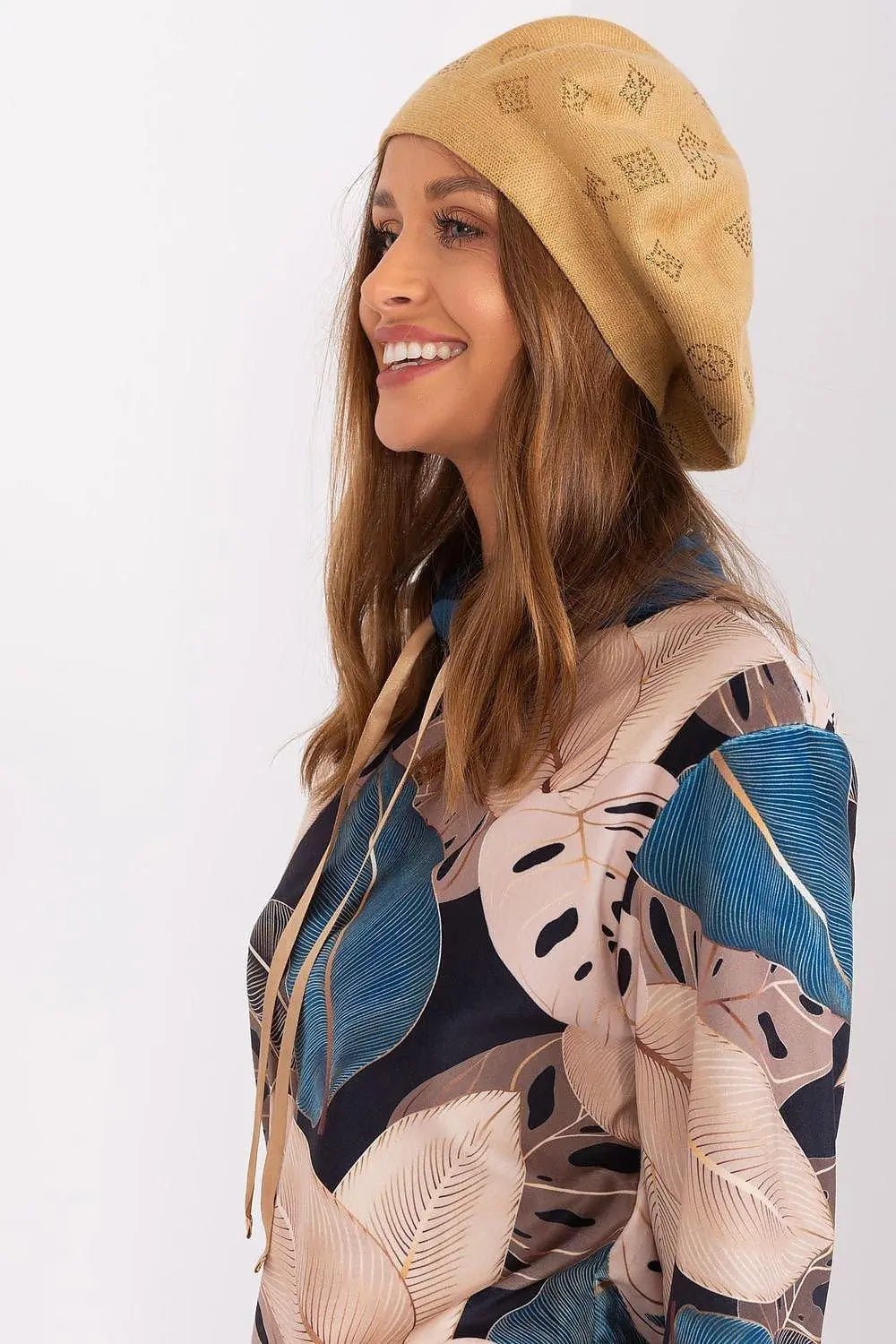 AT Knitted beret with interesting rhinestone application. - Honesty Sales