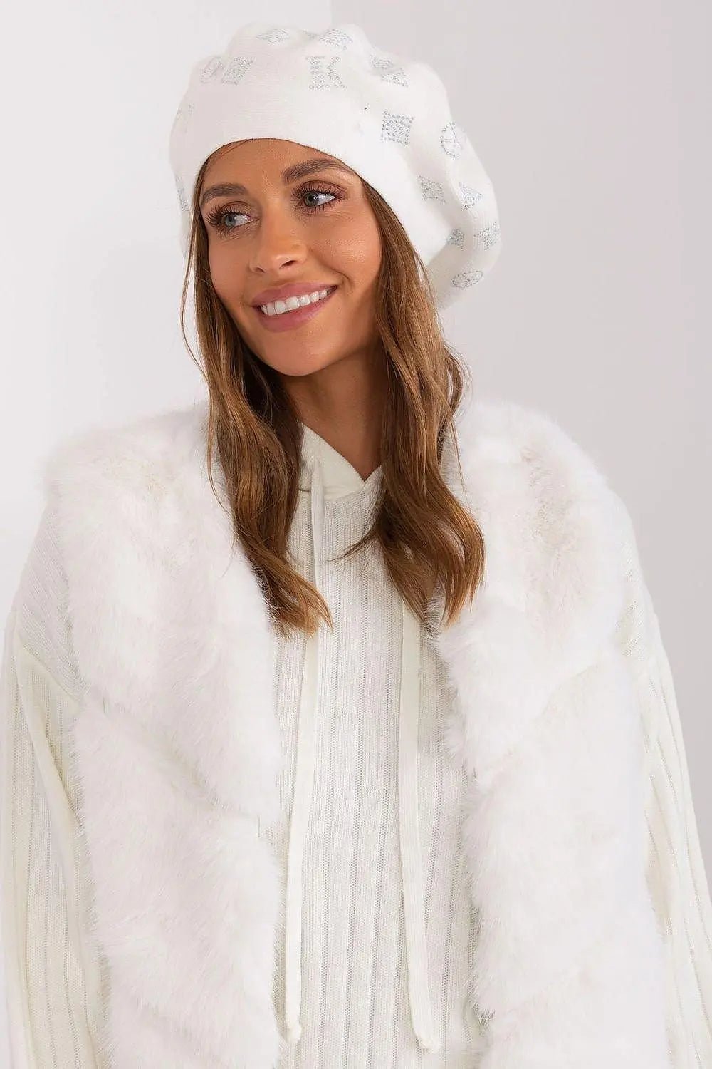 AT Knitted beret with interesting rhinestone application. - Honesty Sales