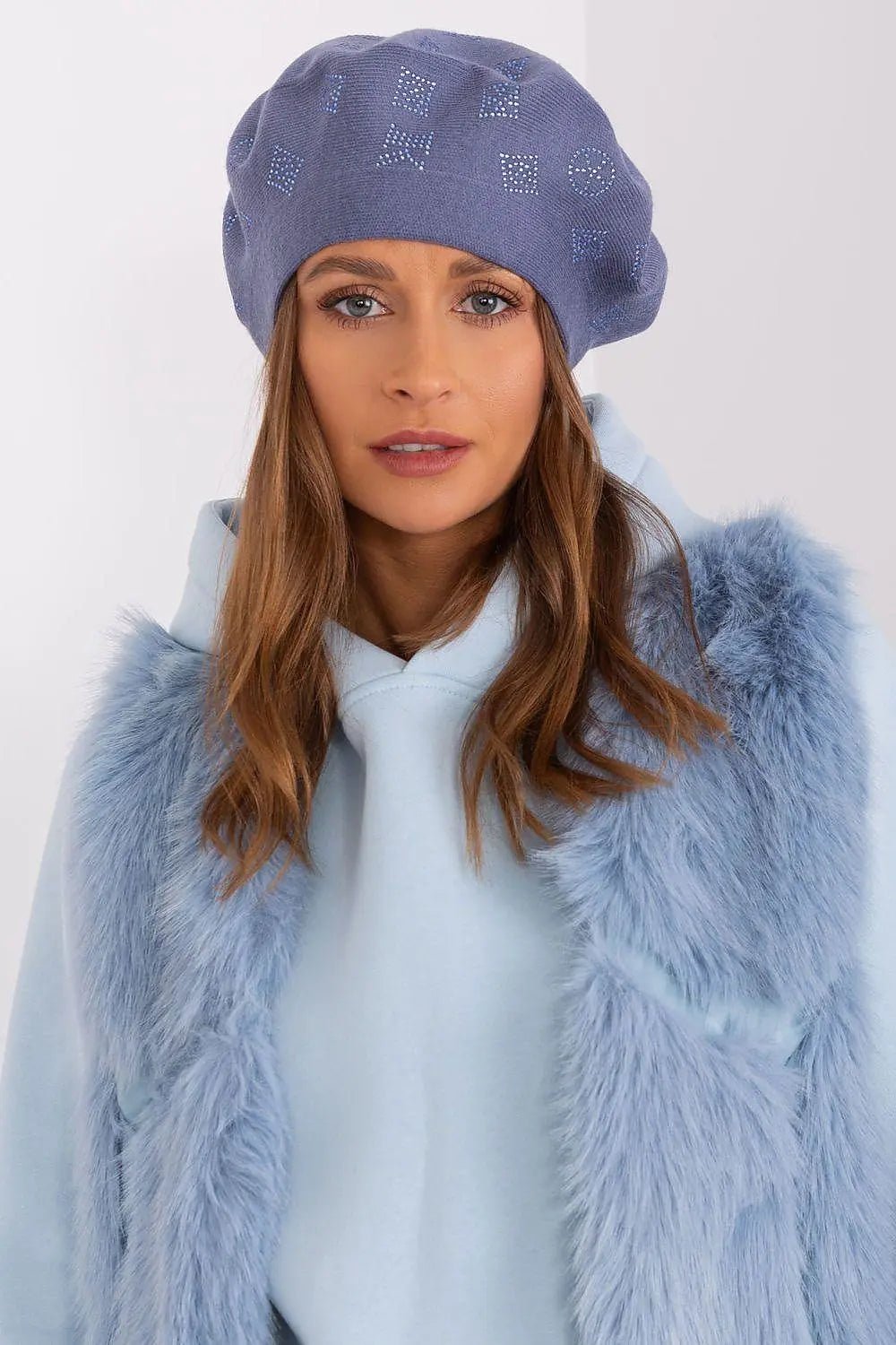 AT Knitted beret with interesting rhinestone application. - Honesty Sales