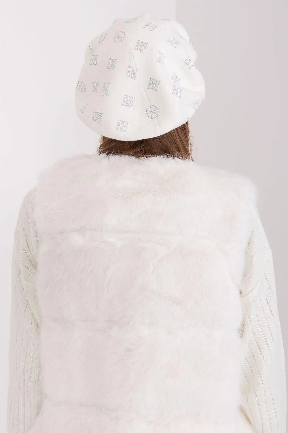 AT Knitted beret with interesting rhinestone application. - Honesty Sales