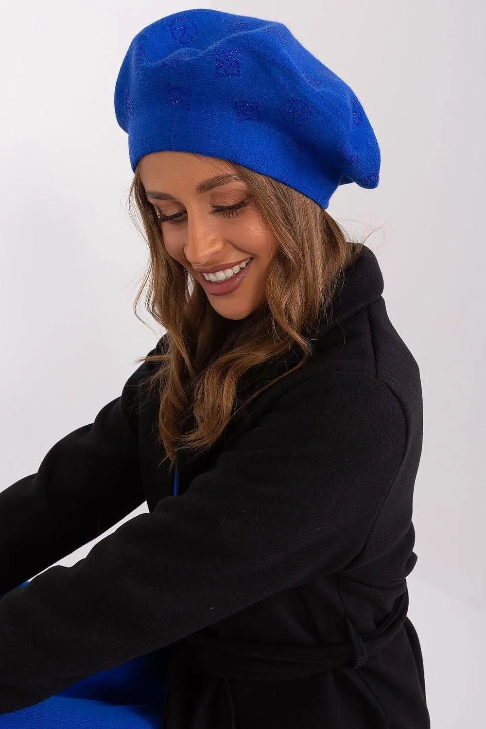 AT Knitted beret with interesting rhinestone application. - Honesty Sales