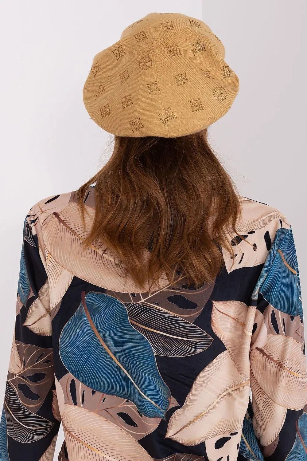 AT Knitted beret with interesting rhinestone application. - Honesty Sales