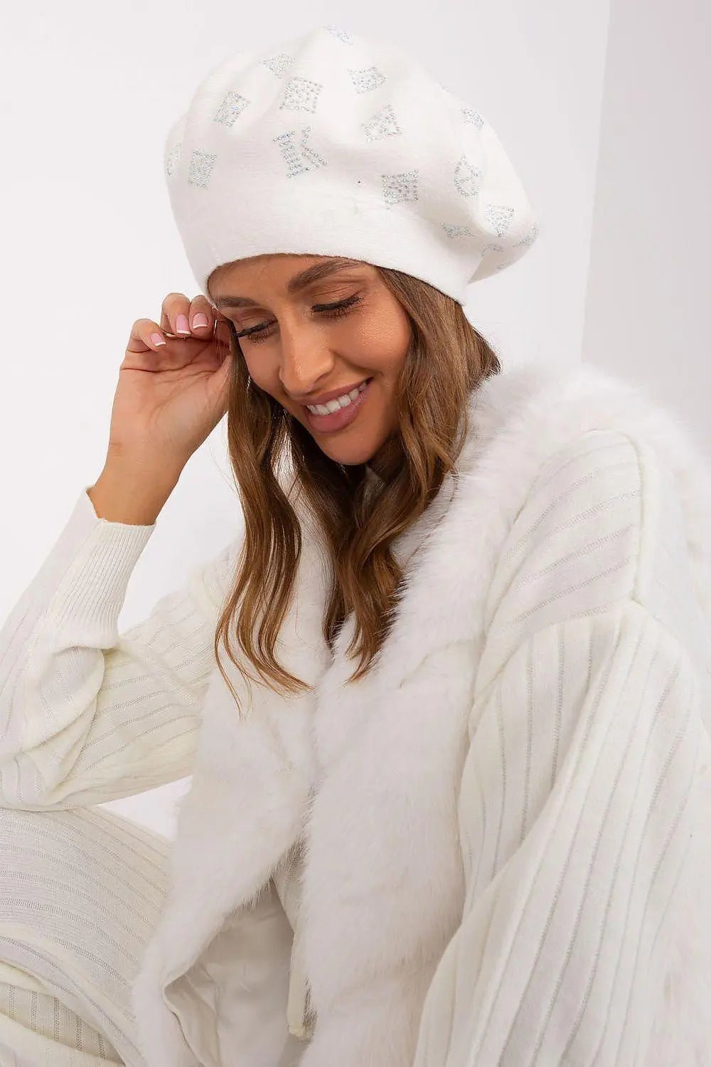 AT Knitted beret with interesting rhinestone application. - Honesty Sales