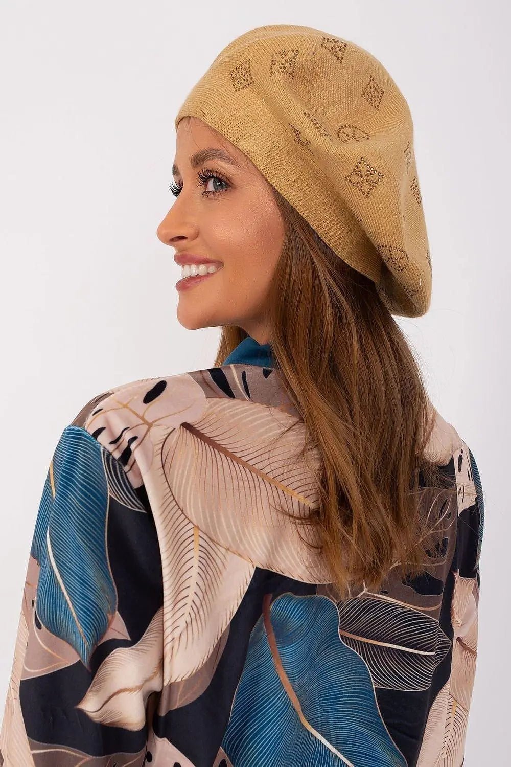 AT Knitted beret with interesting rhinestone application. - Honesty Sales