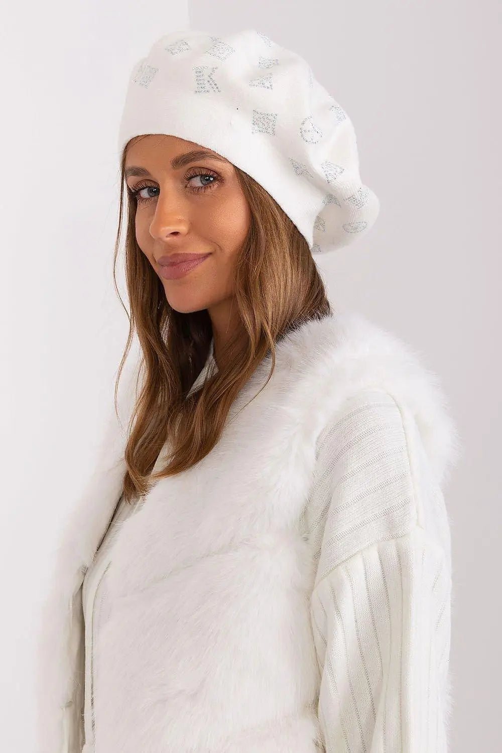 AT Knitted beret with interesting rhinestone application. - Honesty Sales