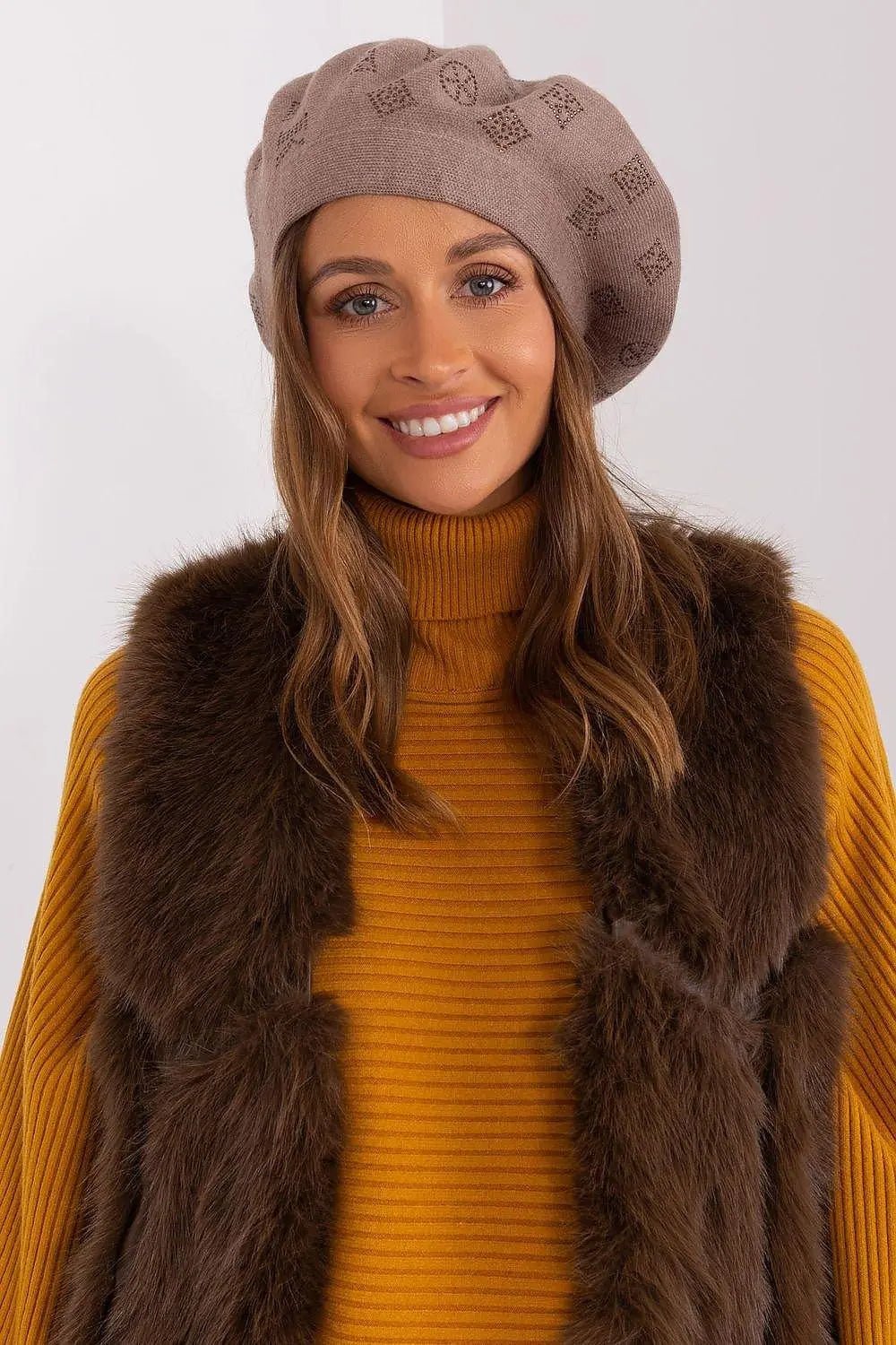 AT Knitted beret with interesting rhinestone application. - Honesty Sales
