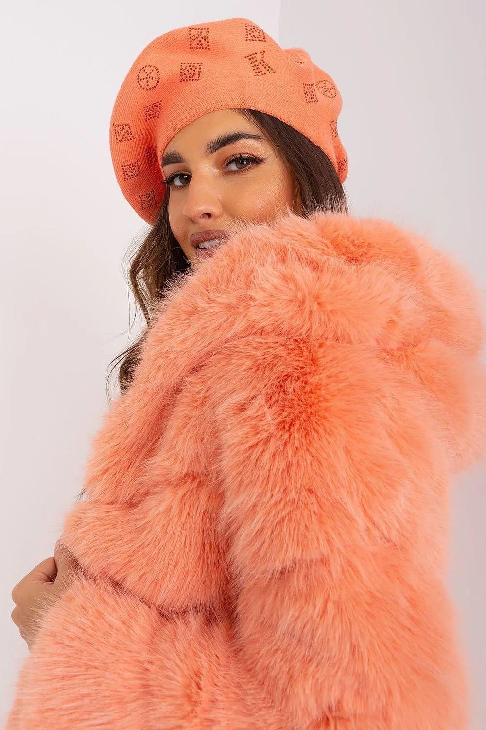 AT Knitted beret with interesting rhinestone application. - Honesty Sales