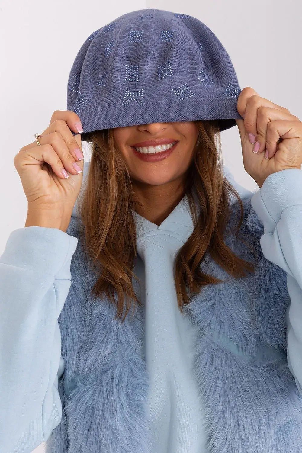 AT Knitted beret with interesting rhinestone application. - Honesty Sales