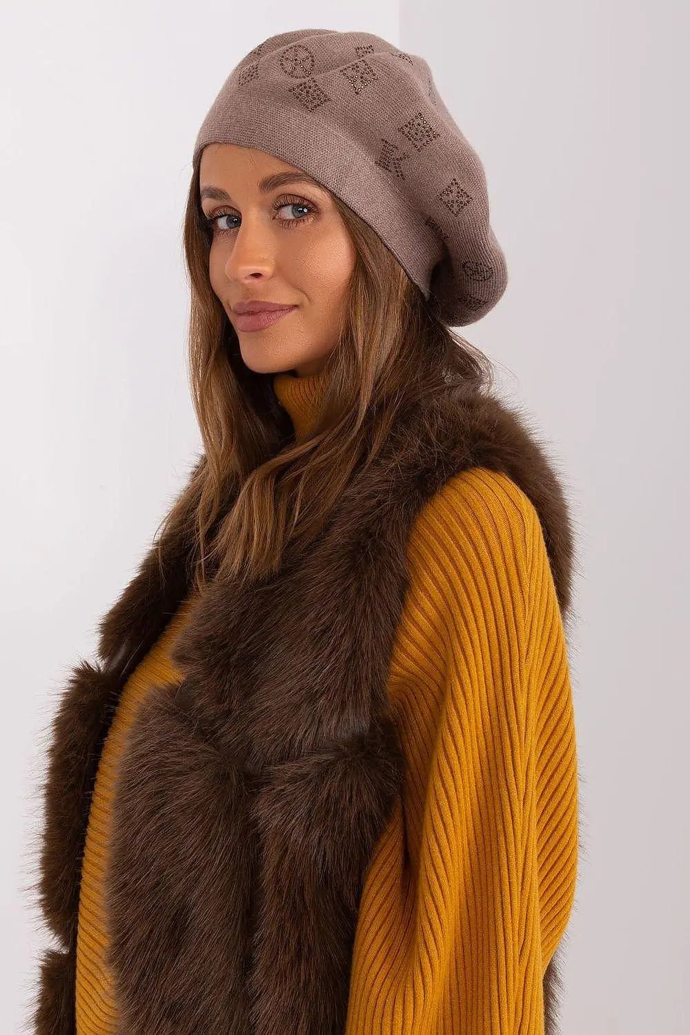 AT Knitted beret with interesting rhinestone application. - Honesty Sales
