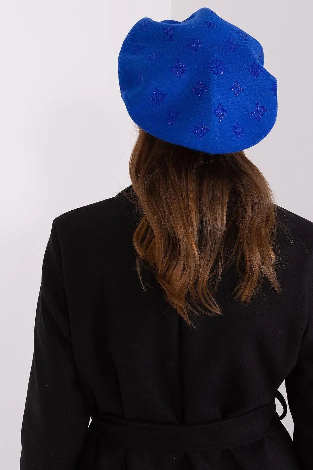 AT Knitted beret with interesting rhinestone application. - Honesty Sales