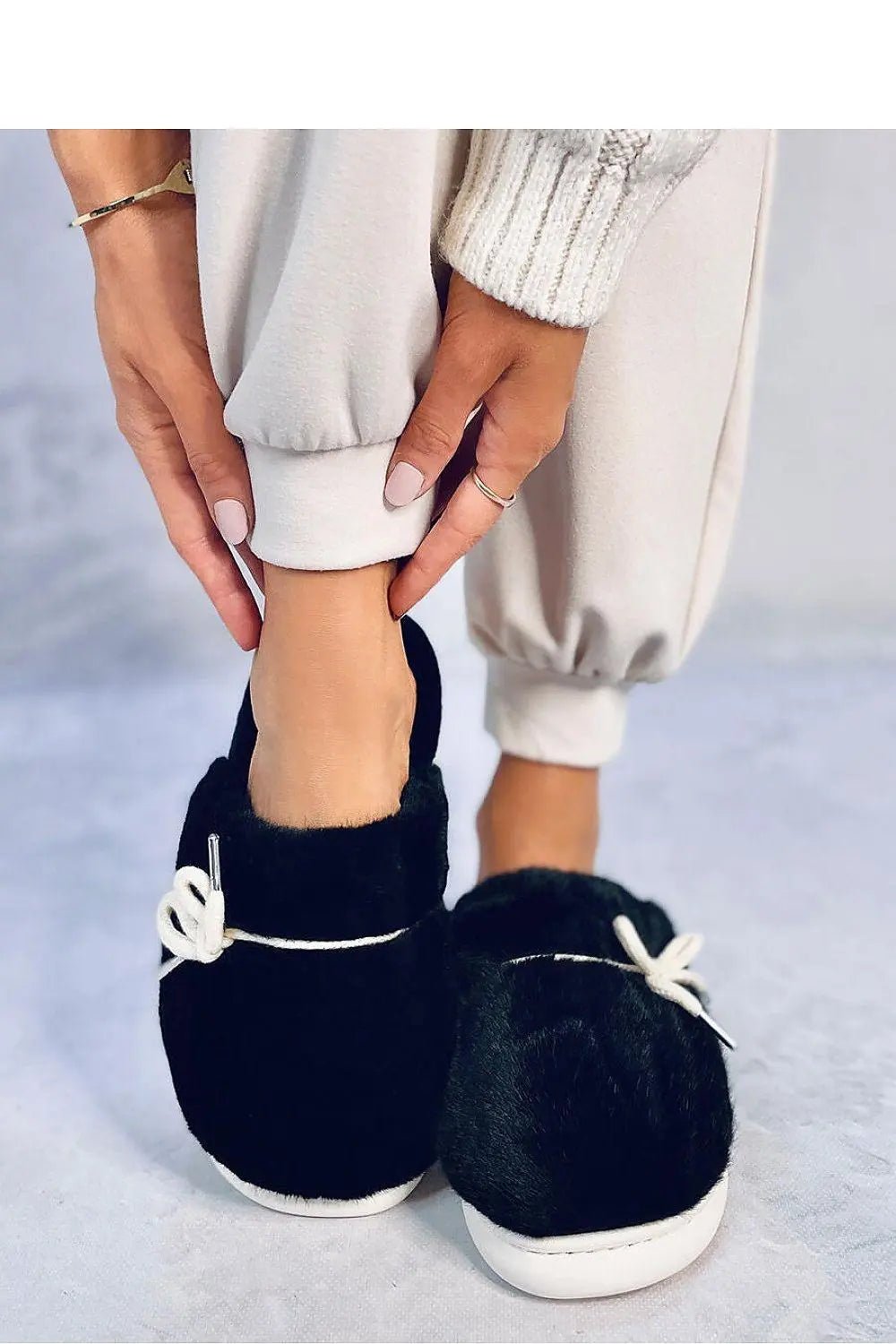 Inello Women's fur slippers with a bow - Honesty Sales