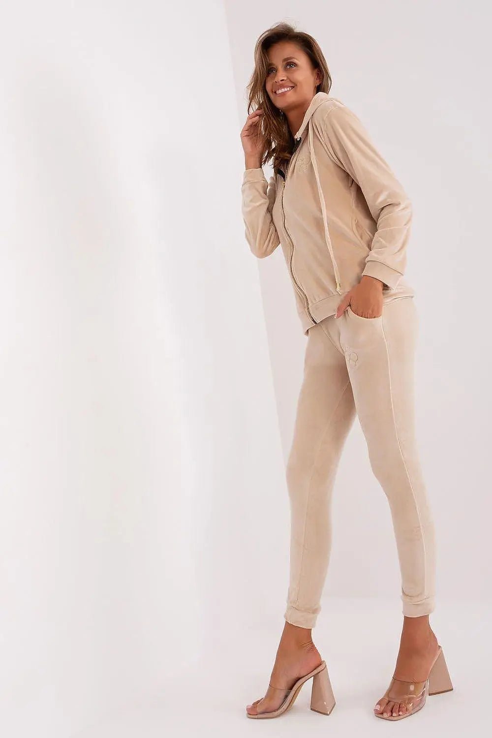 Relevance long sleeves sweatshirt with zipper, hood and slip pockets - Honesty Sales