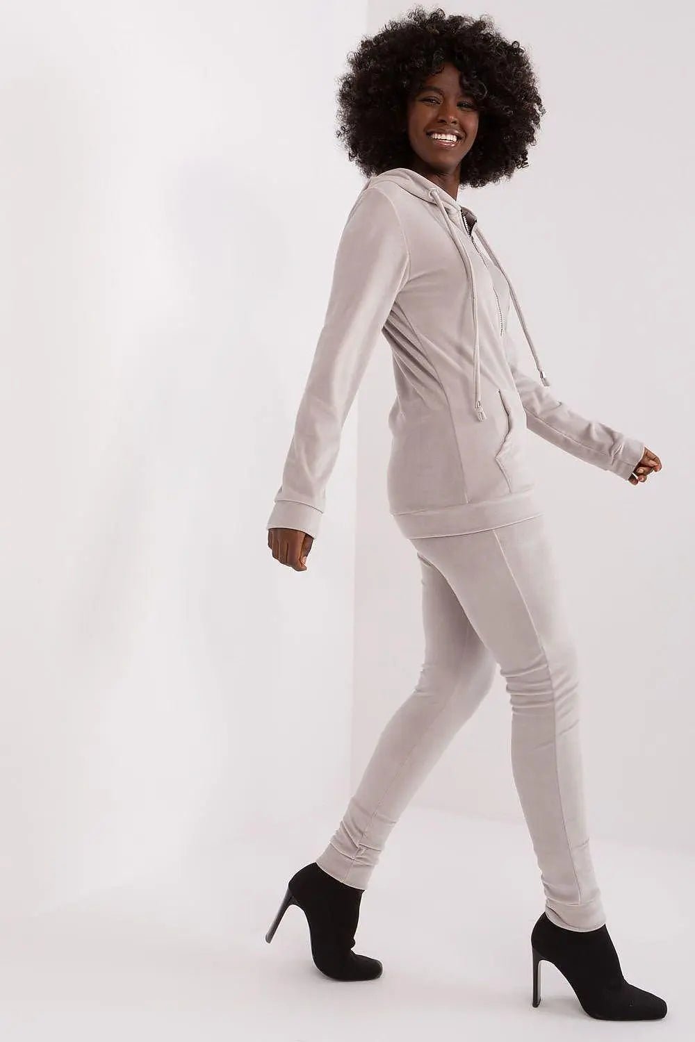 Relevance Velour set consisting of a sweatshirt and long pants - Honesty Sales