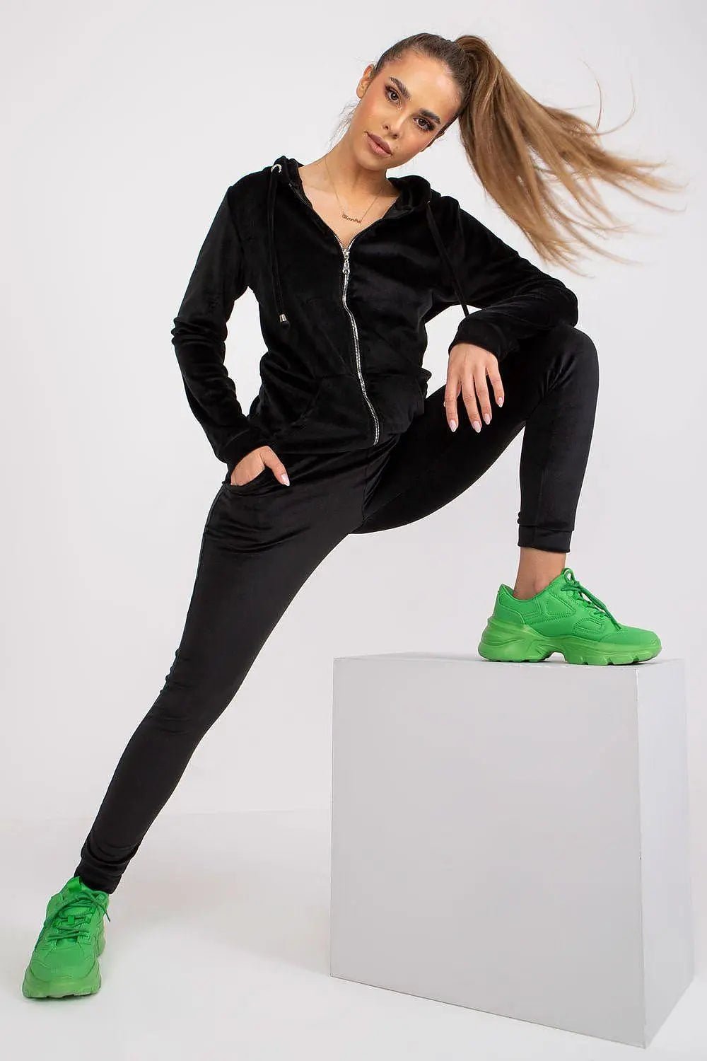 Relevance Velour set consisting of a sweatshirt and long pants - Honesty Sales