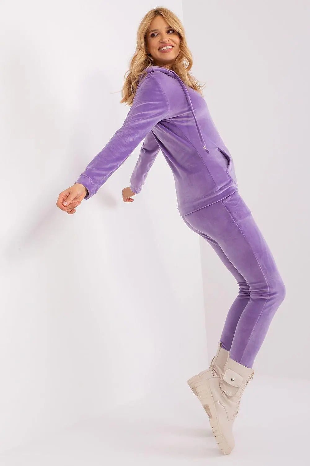 Relevance Velour set consisting of a sweatshirt and long pants - Honesty Sales