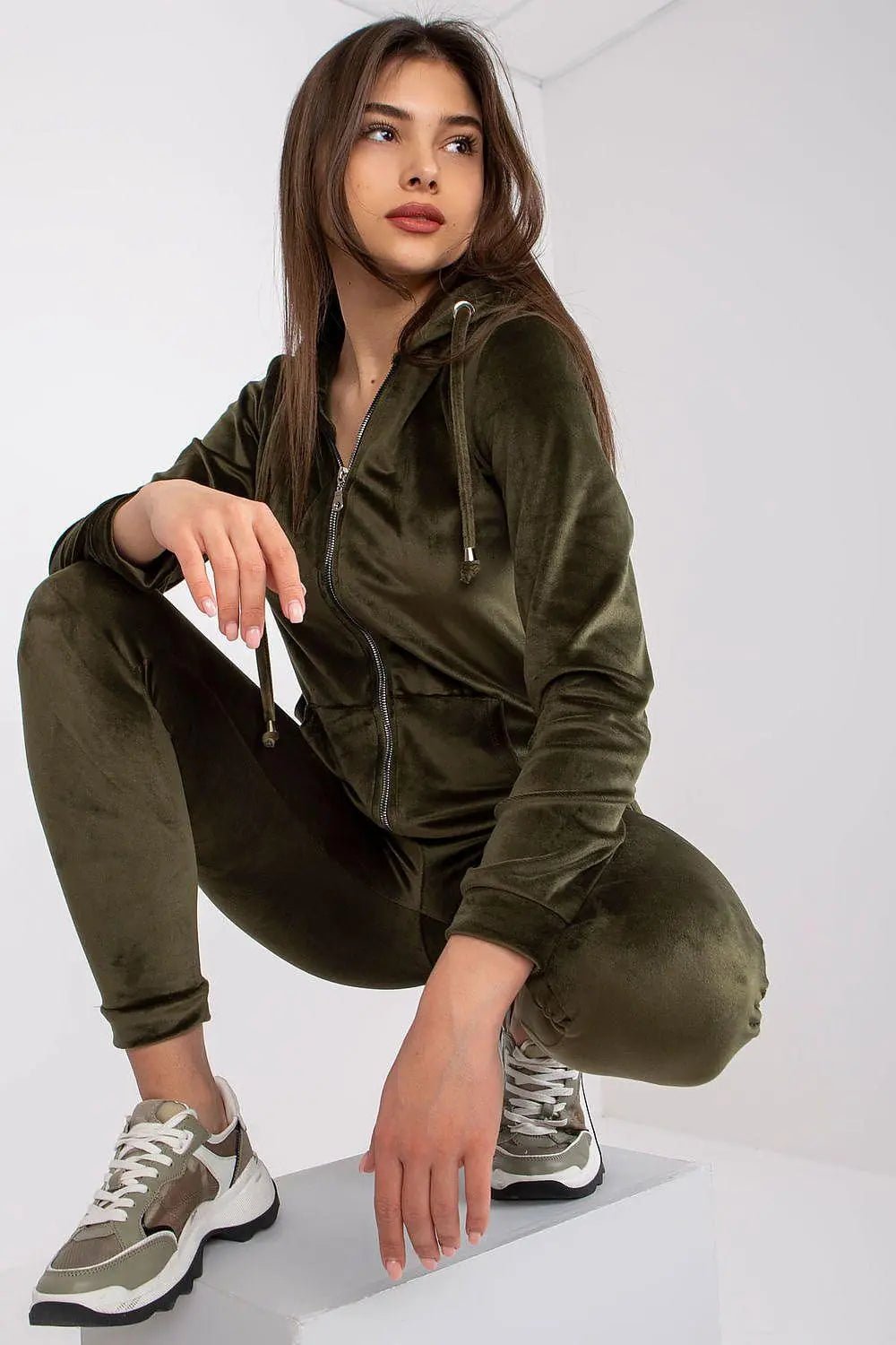 Relevance Velour set consisting of a sweatshirt and long pants - Honesty Sales