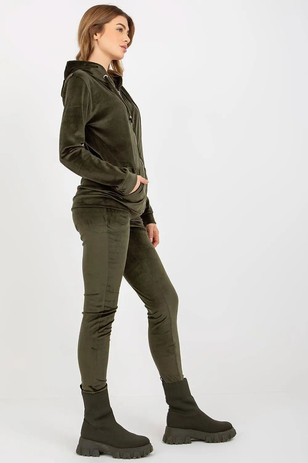 Relevance Velour set consisting of a sweatshirt and long pants - Honesty Sales