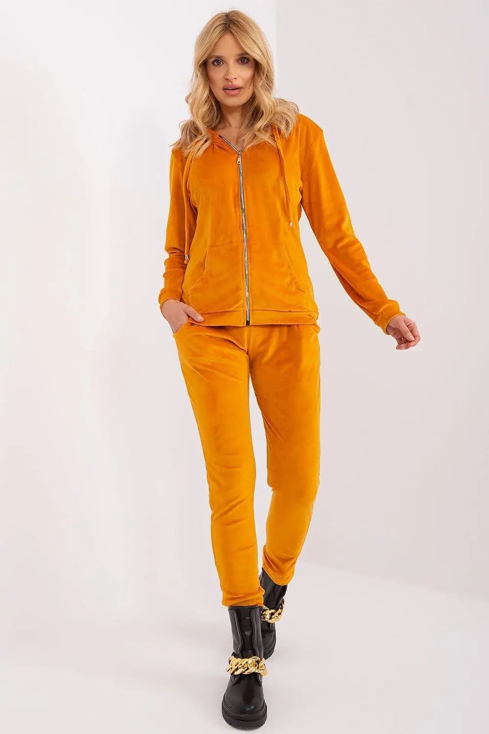 Relevance Velour set consisting of a sweatshirt and long pants - Honesty Sales
