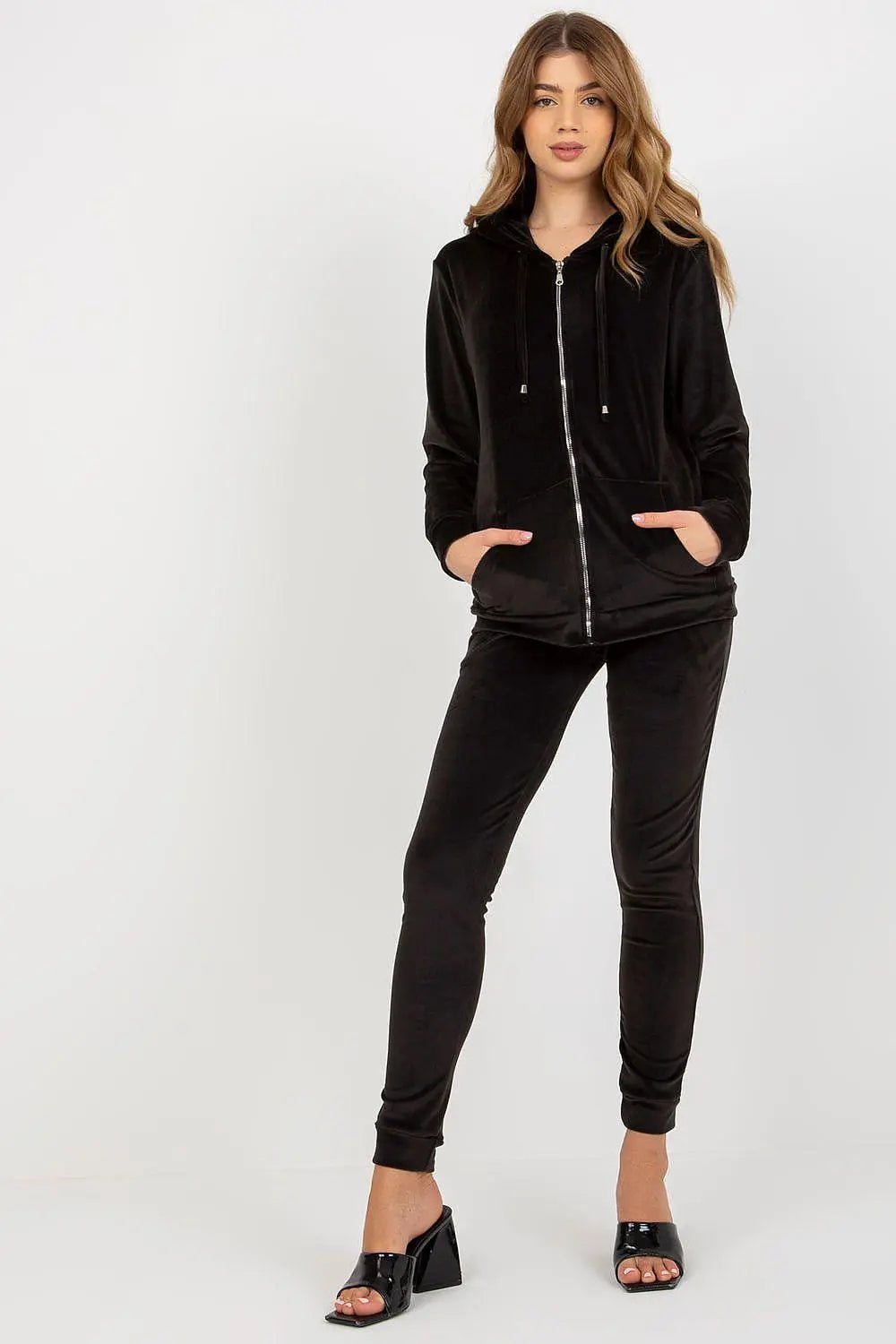 Relevance Velour set consisting of a sweatshirt and long pants - Honesty Sales