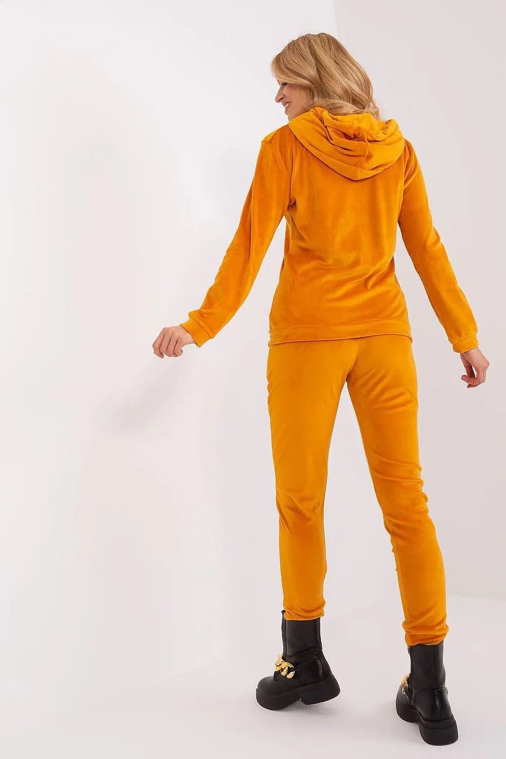 Relevance Velour set consisting of a sweatshirt and long pants - Honesty Sales