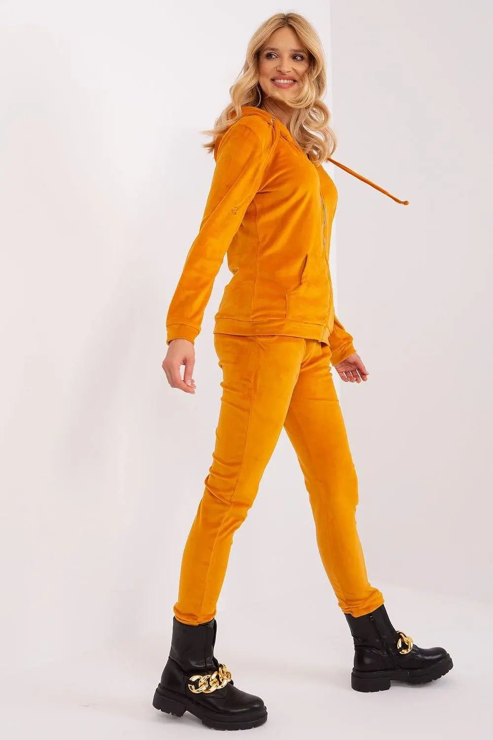 Relevance Velour set consisting of a sweatshirt and long pants - Honesty Sales