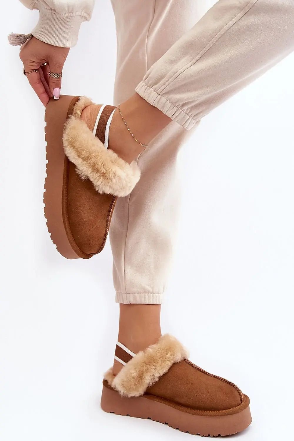 Step in style Fashionable women's slippers made of natural suede - Honesty Sales