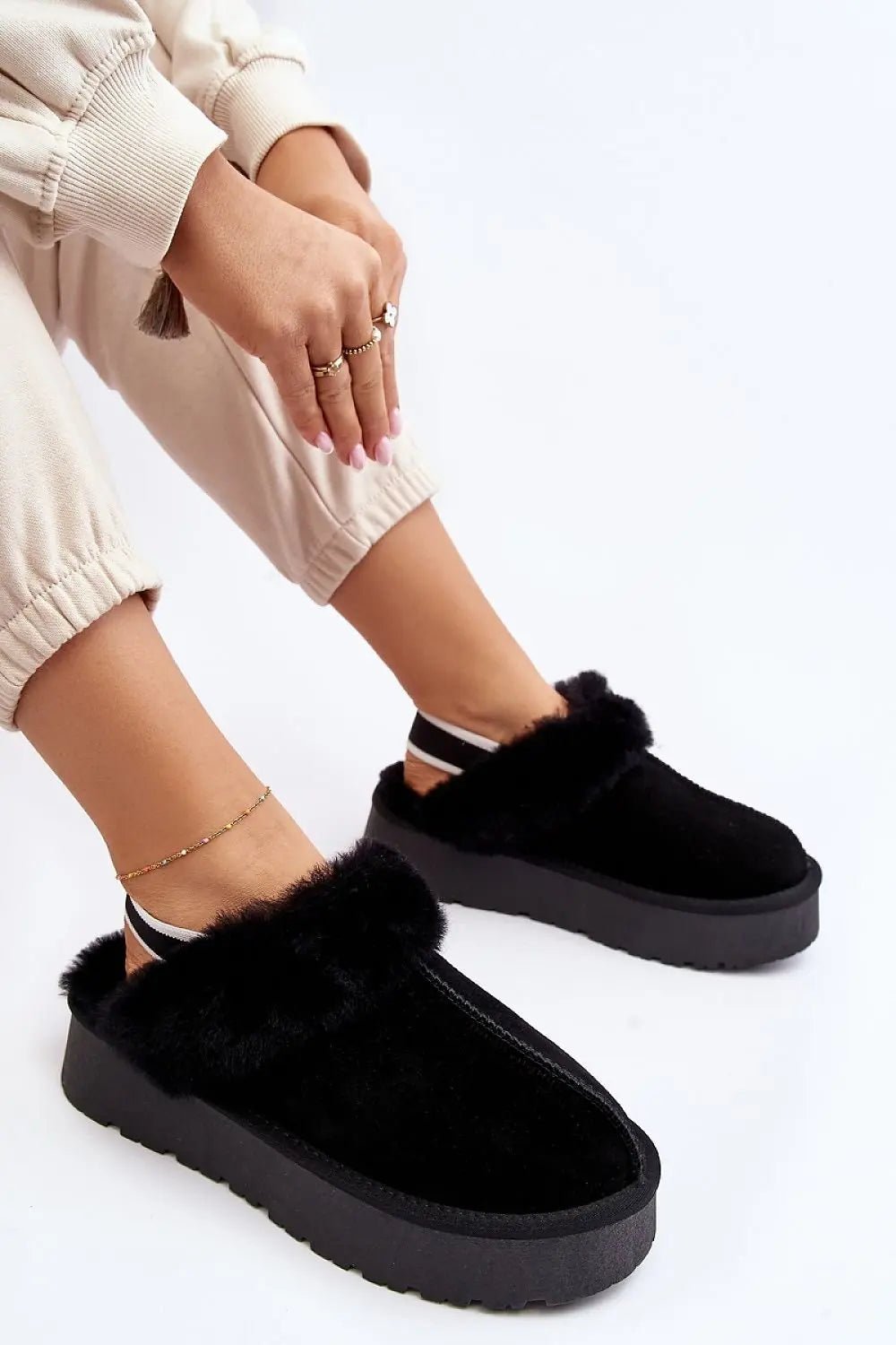 Step in style Fashionable women's slippers made of natural suede - Honesty Sales