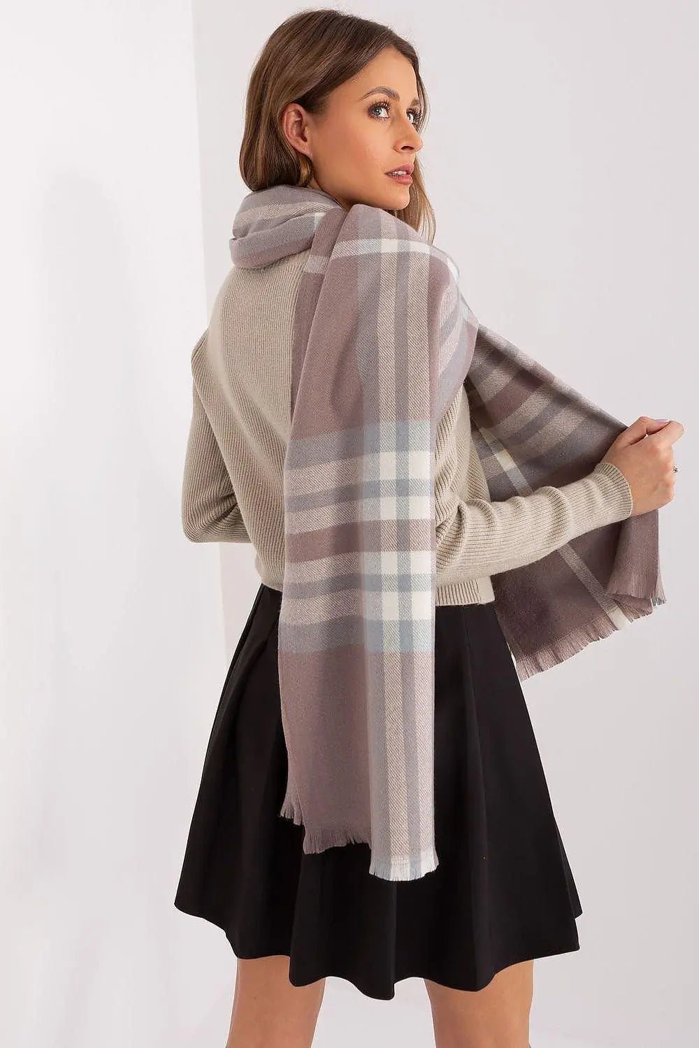 Versatile Check Scarf – Add Warmth and Style to Your Cold-Weather Wardrobe - Honesty Sales