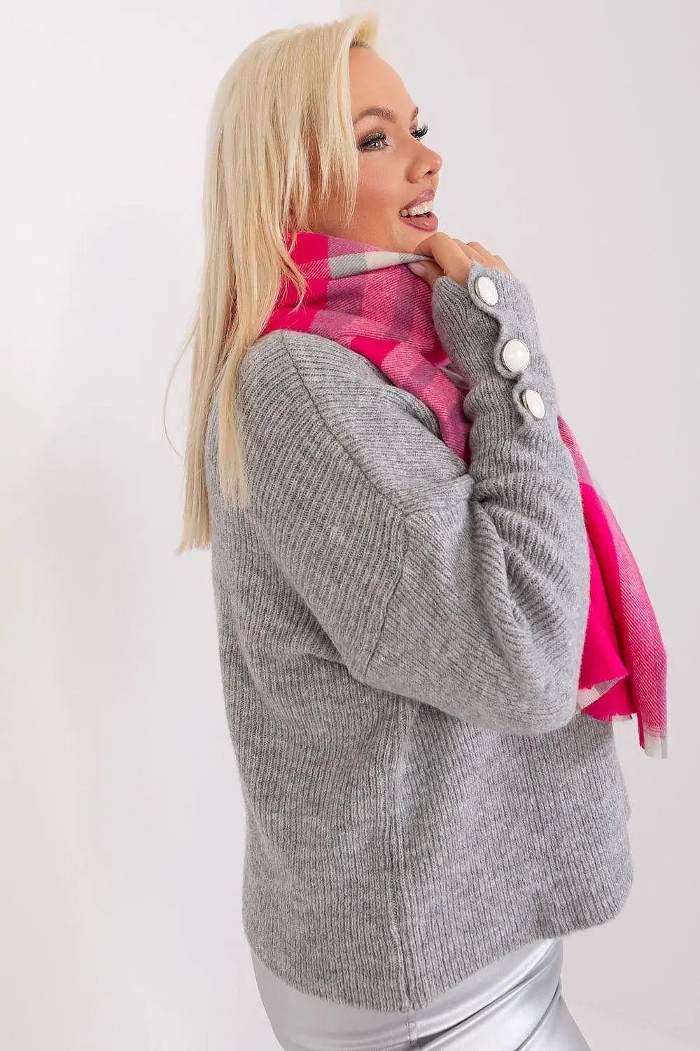 Versatile Check Scarf – Add Warmth and Style to Your Cold-Weather Wardrobe - Honesty Sales