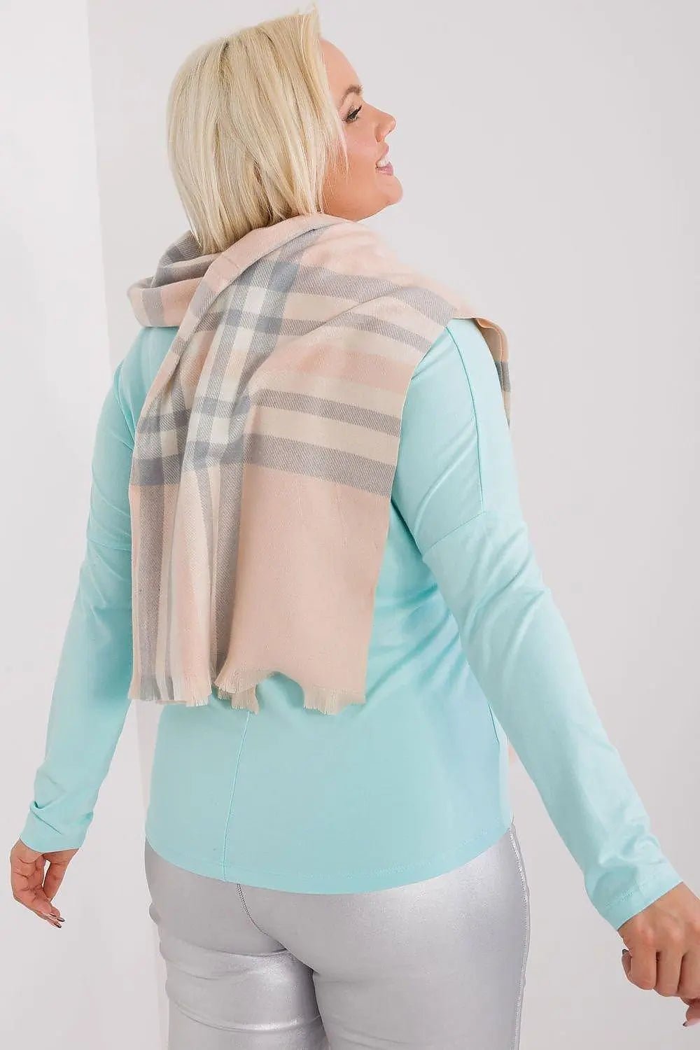Versatile Check Scarf – Add Warmth and Style to Your Cold-Weather Wardrobe - Honesty Sales