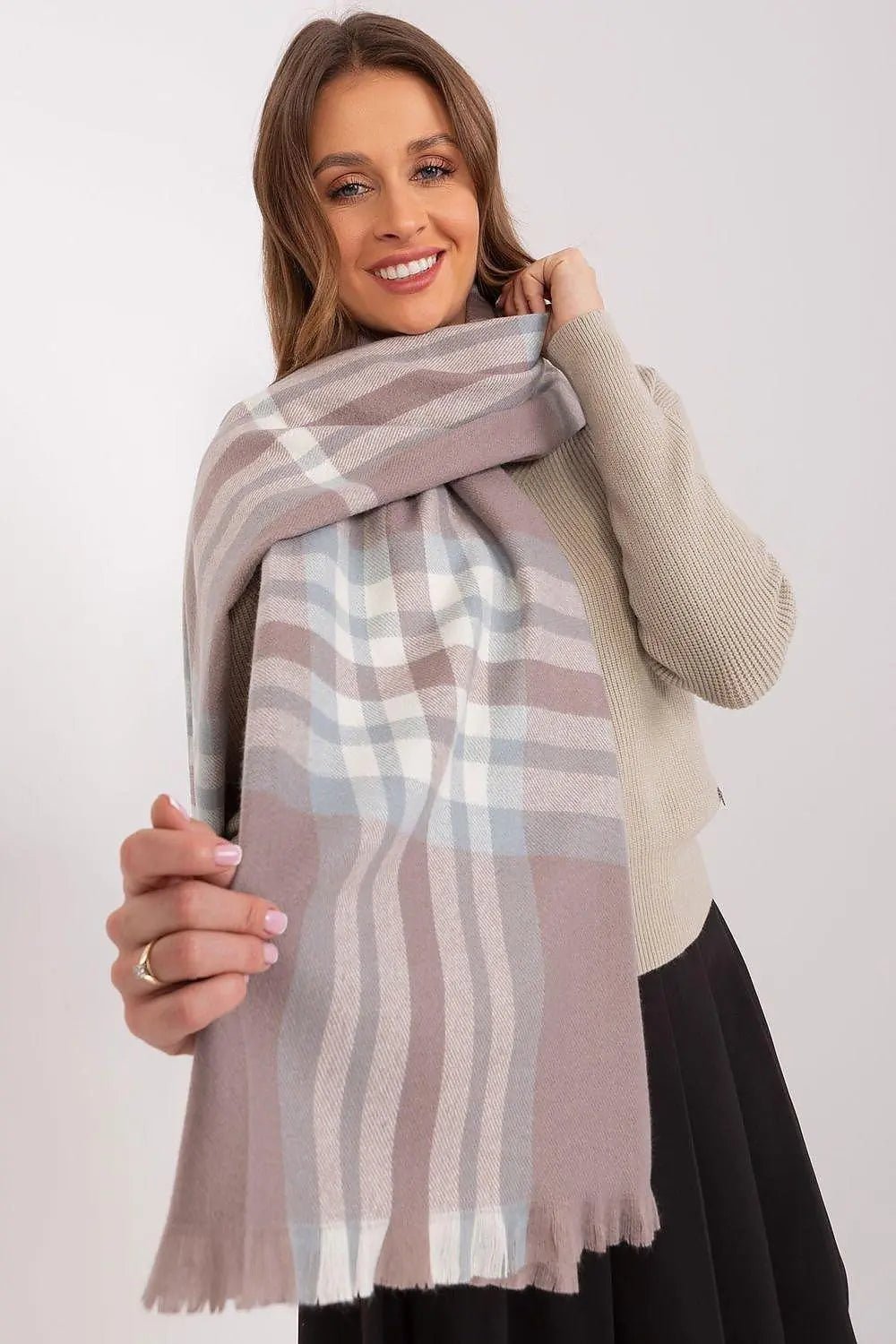 Versatile Check Scarf – Add Warmth and Style to Your Cold-Weather Wardrobe - Honesty Sales