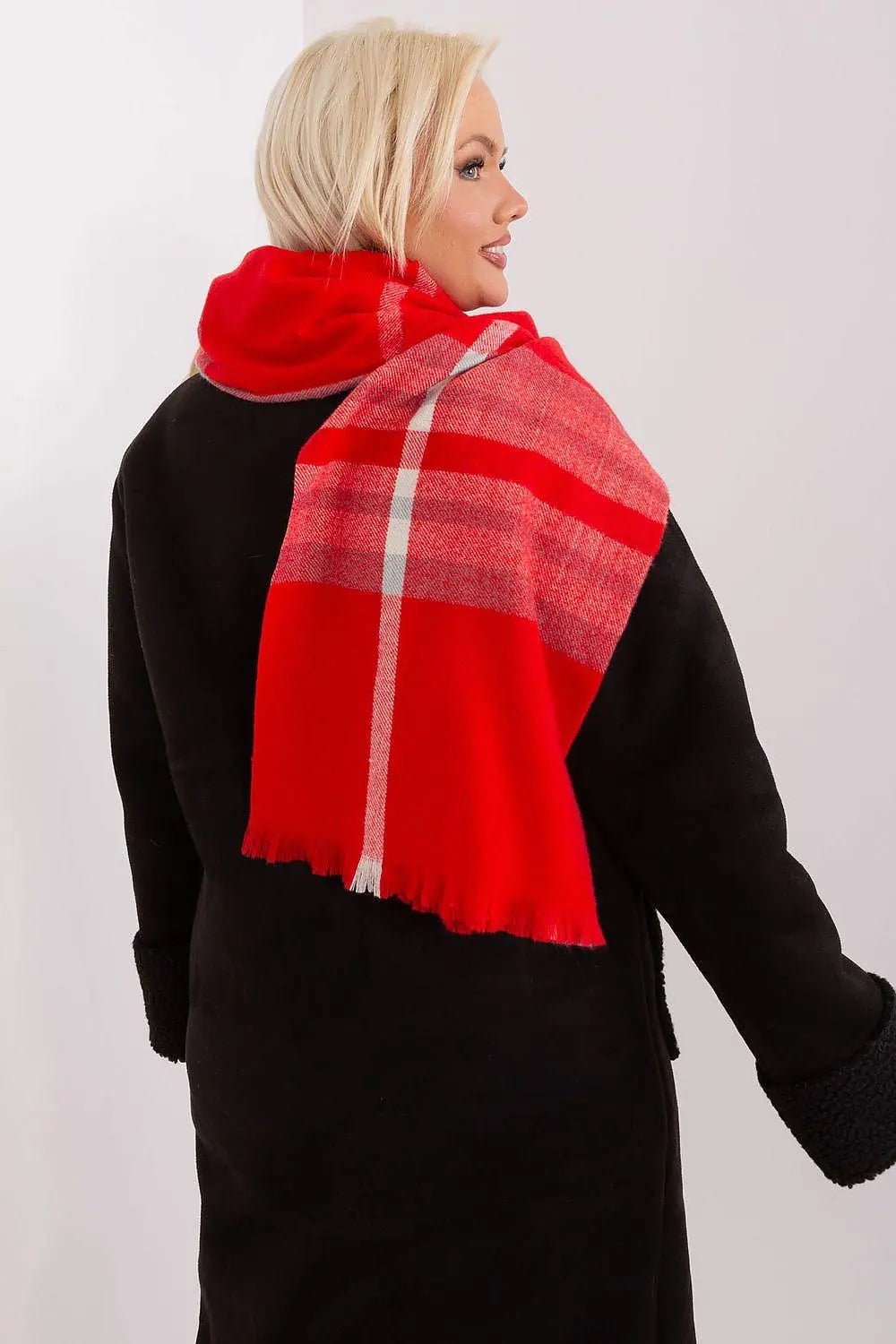 Versatile Check Scarf – Add Warmth and Style to Your Cold-Weather Wardrobe - Honesty Sales