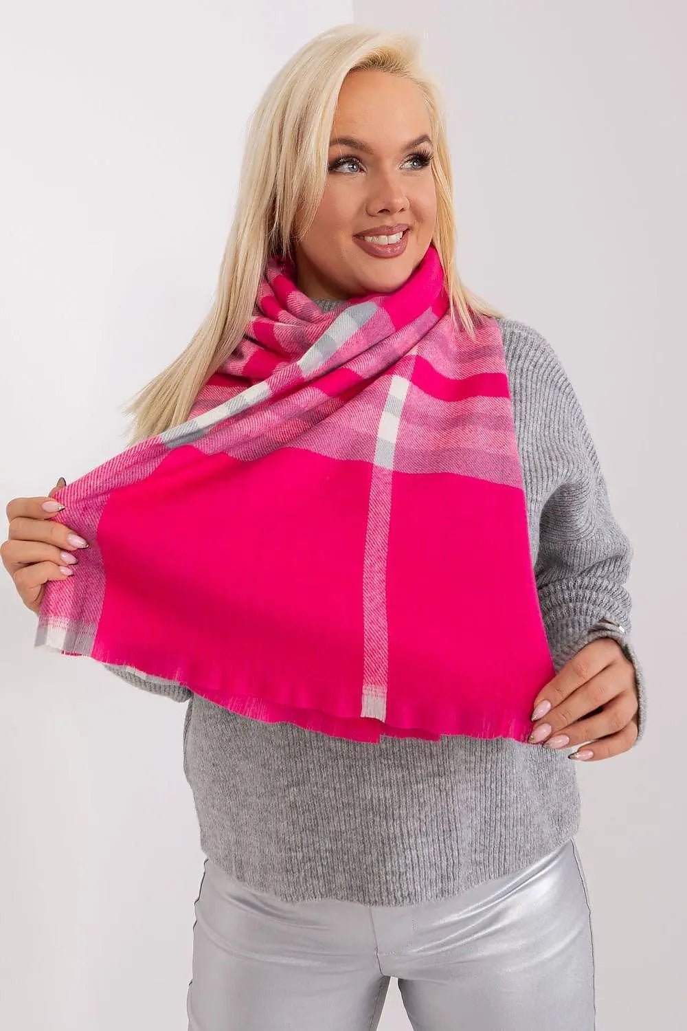 Versatile Check Scarf – Add Warmth and Style to Your Cold-Weather Wardrobe - Honesty Sales